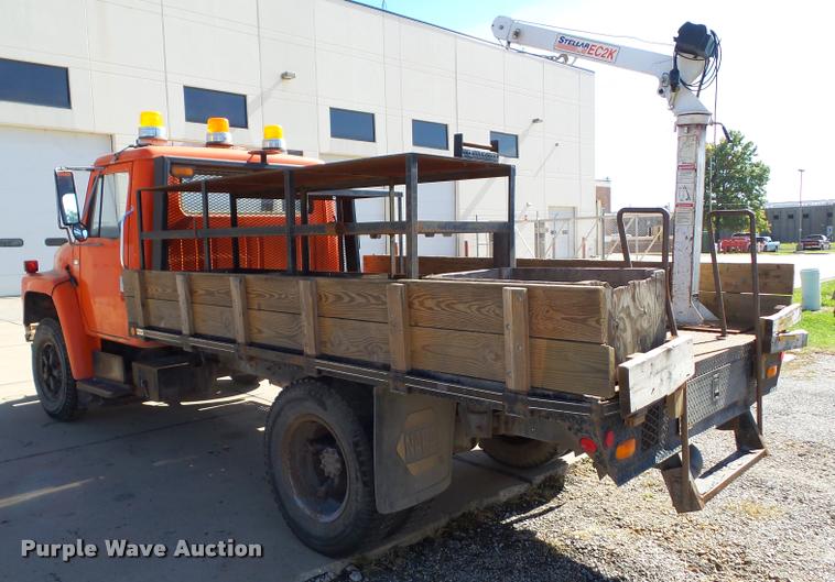 image for item BZ9871 1980 International 1754 flatbed truck with crane