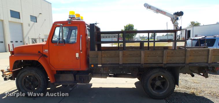 image for item BZ9871 1980 International 1754 flatbed truck with crane