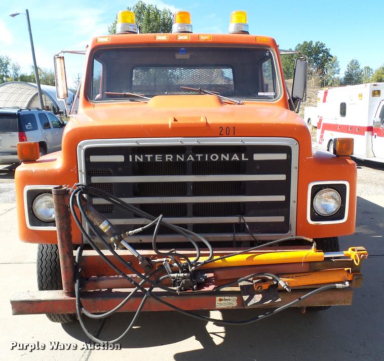 image for item BZ9871 1980 International 1754 flatbed truck with crane