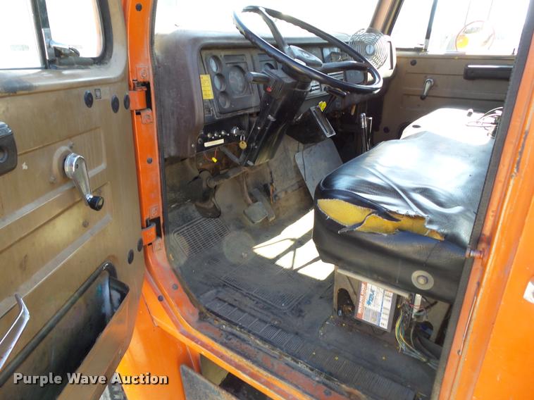 image for item BZ9871 1980 International 1754 flatbed truck with crane