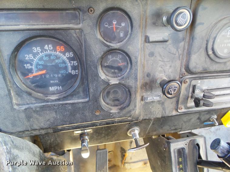 image for item BZ9871 1980 International 1754 flatbed truck with crane