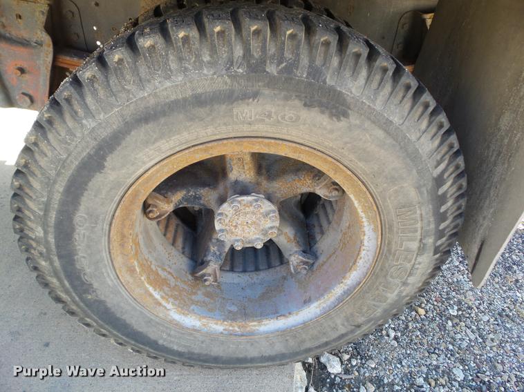 image for item BZ9871 1980 International 1754 flatbed truck with crane