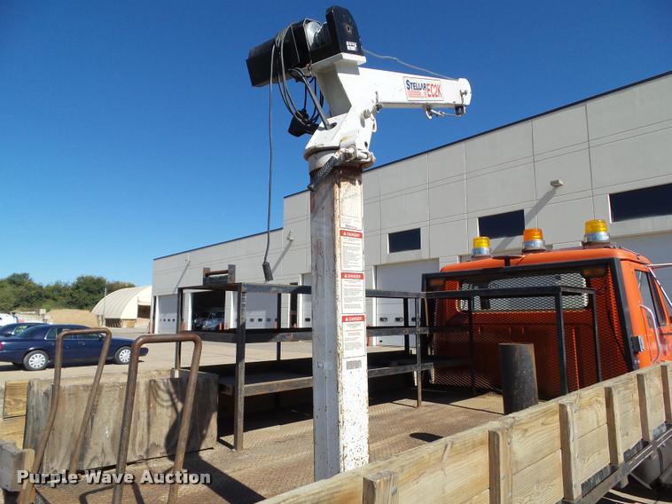 image for item BZ9871 1980 International 1754 flatbed truck with crane