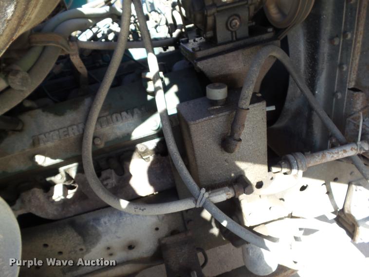 image for item BZ9871 1980 International 1754 flatbed truck with crane