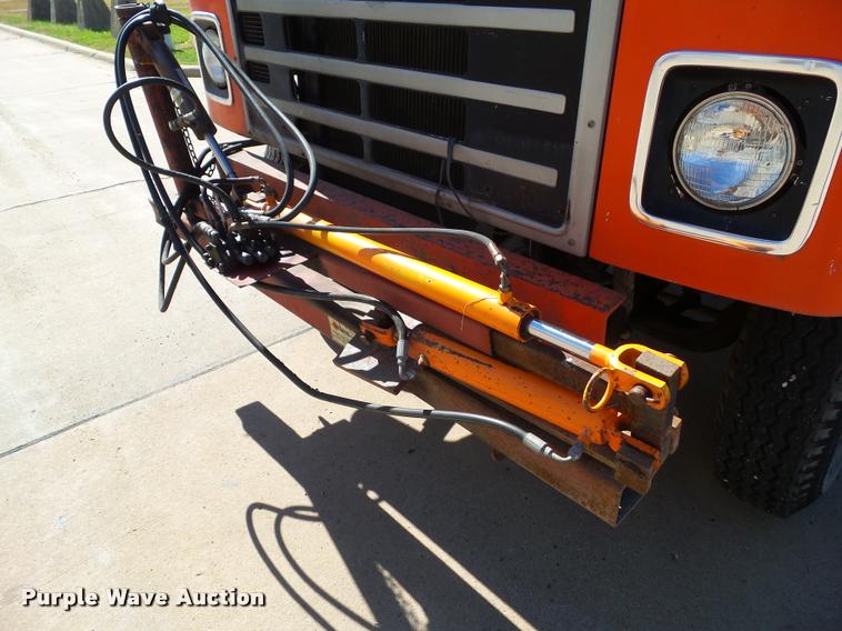 image for item BZ9871 1980 International 1754 flatbed truck with crane