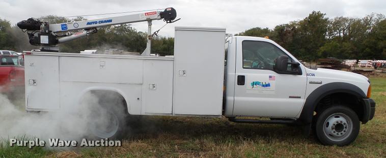 image for item DA3754 2006 Ford F550 service truck with crane