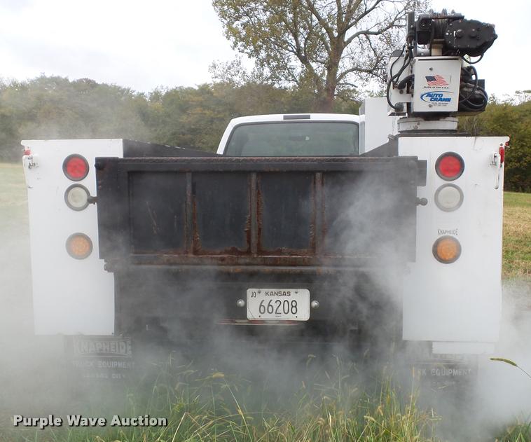 image for item DA3754 2006 Ford F550 service truck with crane