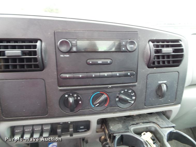 image for item DA3754 2006 Ford F550 service truck with crane