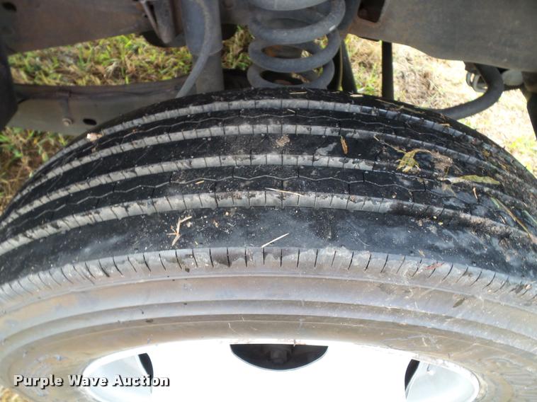 image for item DA3754 2006 Ford F550 service truck with crane