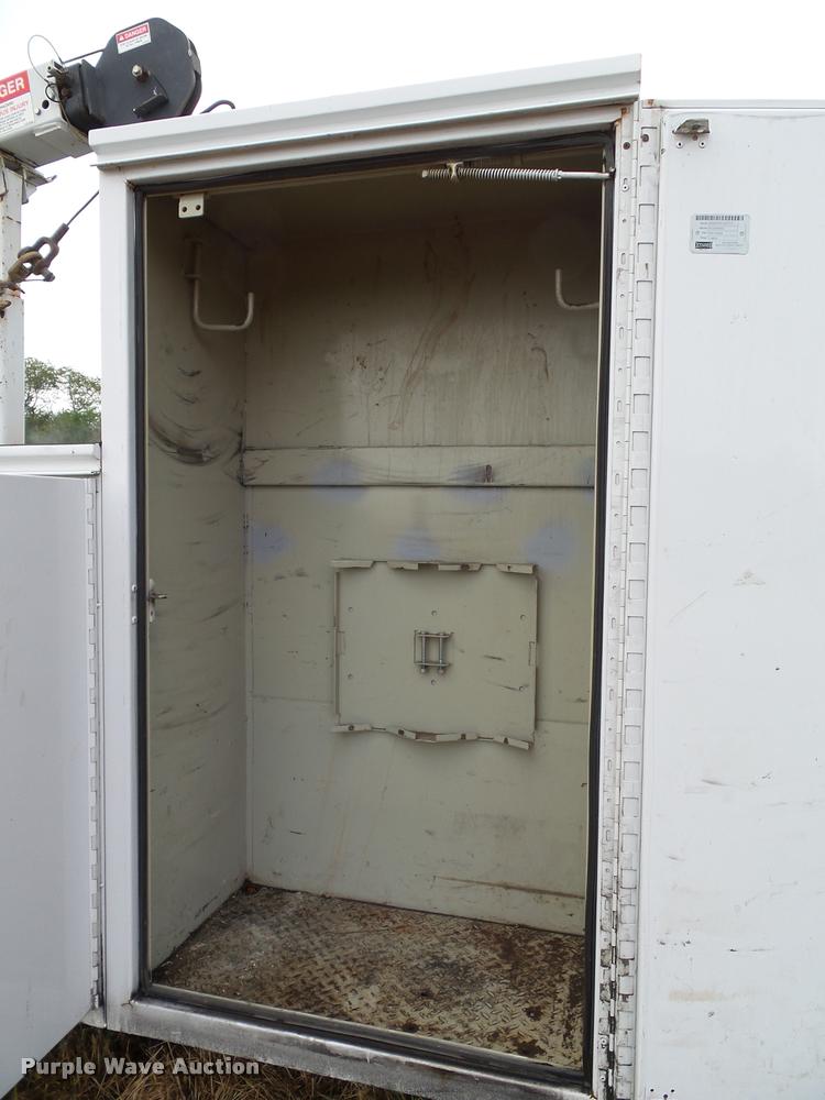 image for item DA3754 2006 Ford F550 service truck with crane