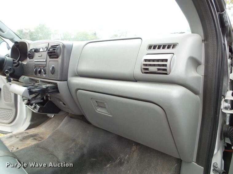 image for item DA3754 2006 Ford F550 service truck with crane