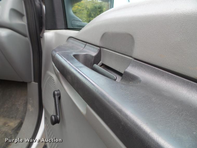 image for item DA3754 2006 Ford F550 service truck with crane