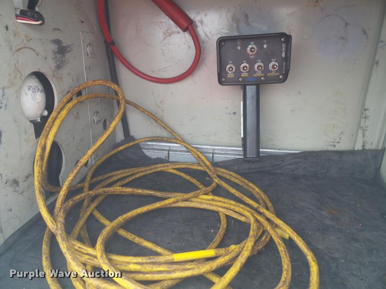 image for item DA3754 2006 Ford F550 service truck with crane