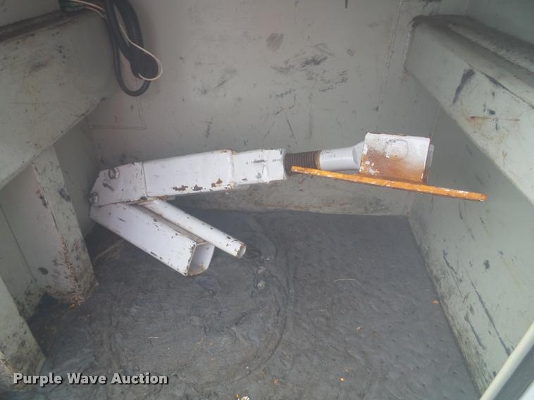 image for item DA3754 2006 Ford F550 service truck with crane