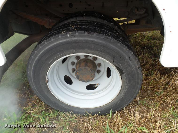 image for item DA3754 2006 Ford F550 service truck with crane