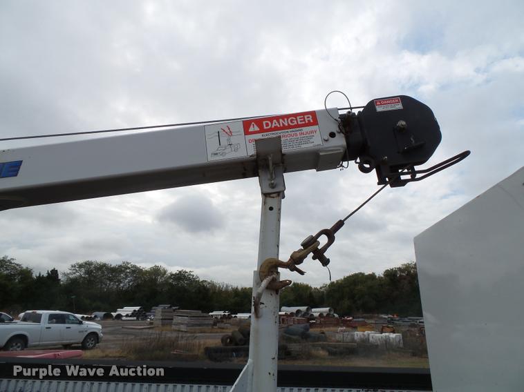 image for item DA3754 2006 Ford F550 service truck with crane