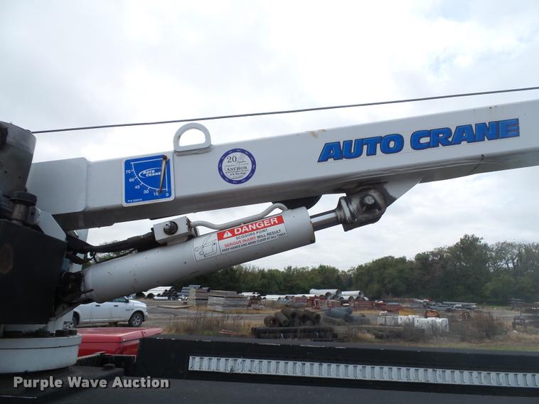 image for item DA3754 2006 Ford F550 service truck with crane