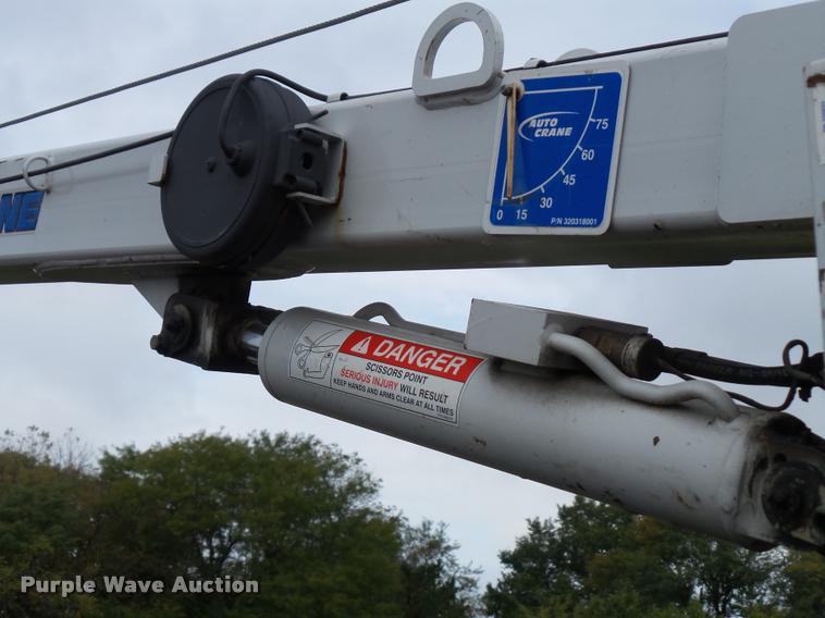 image for item DA3754 2006 Ford F550 service truck with crane