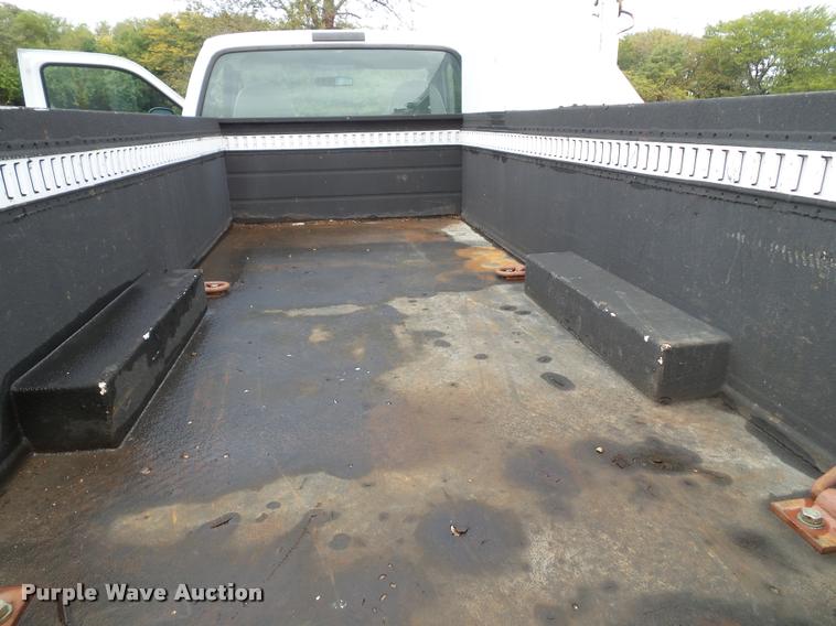 image for item DA3754 2006 Ford F550 service truck with crane