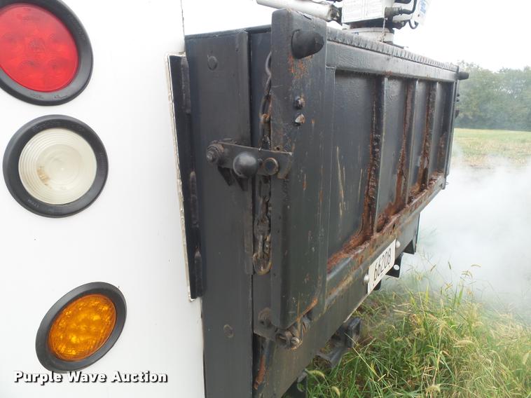 image for item DA3754 2006 Ford F550 service truck with crane