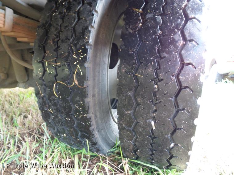 image for item DA3754 2006 Ford F550 service truck with crane