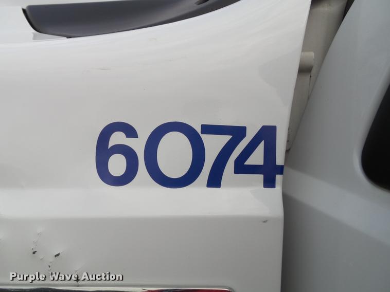 image for item DA3754 2006 Ford F550 service truck with crane