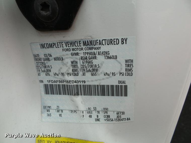 image for item DA3754 2006 Ford F550 service truck with crane