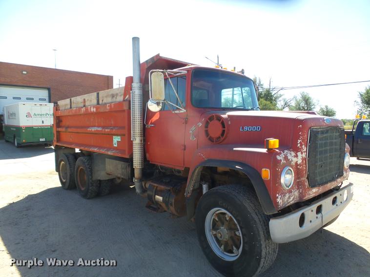 image for item DA4662 1987 Ford L9000 dump truck
