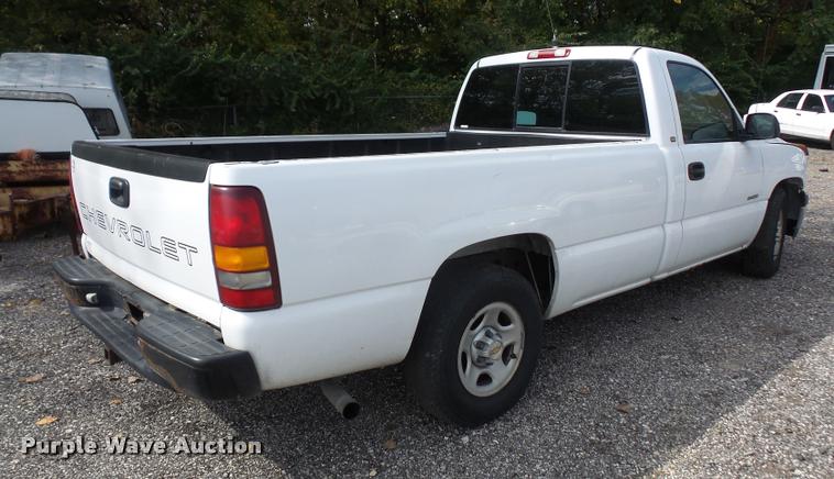 image for item DA8878 2001 Chevrolet Silverado 1500 pickup truck