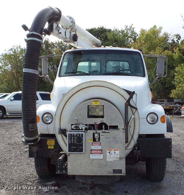 image for item DA8884 2003 Sterling L7500 vacuum truck