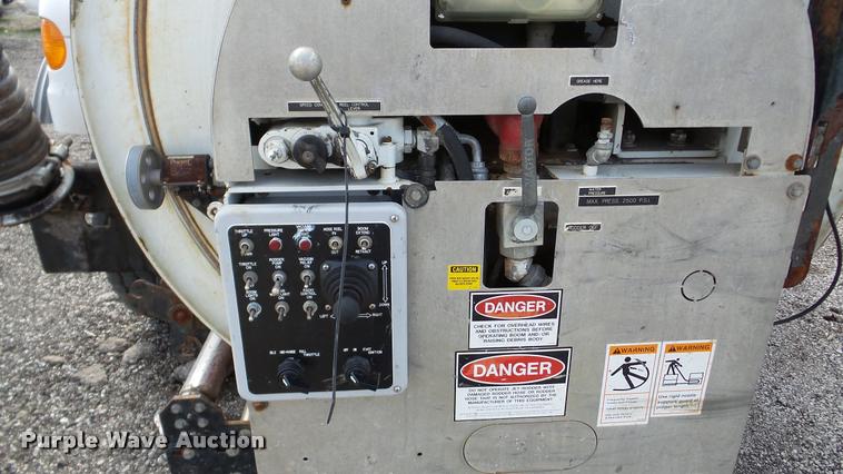 image for item DA8884 2003 Sterling L7500 vacuum truck