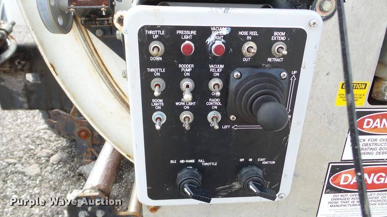 image for item DA8884 2003 Sterling L7500 vacuum truck