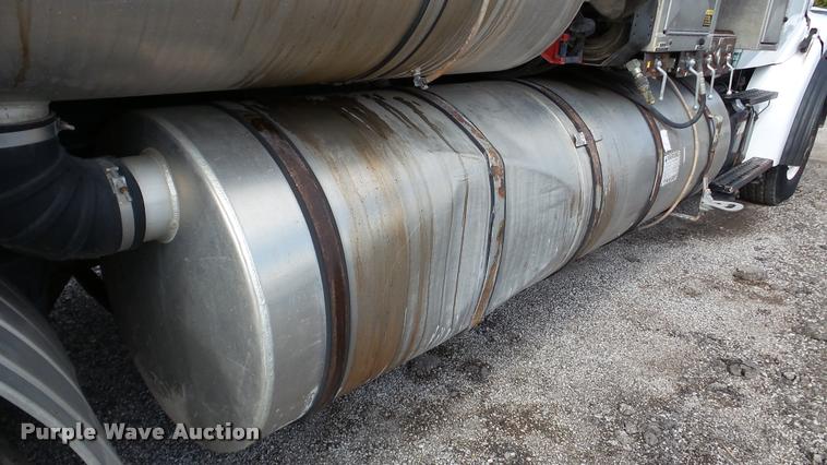 image for item DA8884 2003 Sterling L7500 vacuum truck