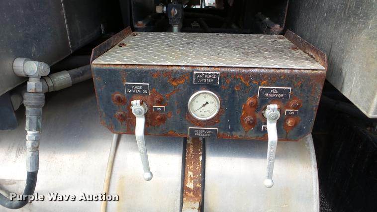 image for item DA8884 2003 Sterling L7500 vacuum truck