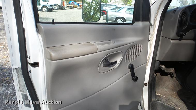 image for item DA8885 1998 Ford Econoline E450 shuttle bus