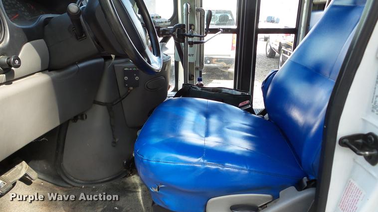 image for item DA8885 1998 Ford Econoline E450 shuttle bus