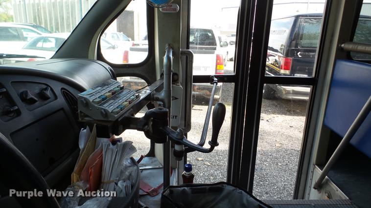 image for item DA8885 1998 Ford Econoline E450 shuttle bus