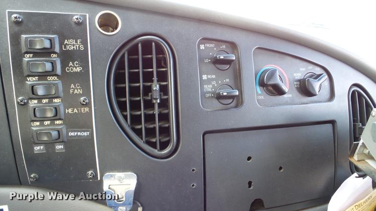 image for item DA8885 1998 Ford Econoline E450 shuttle bus