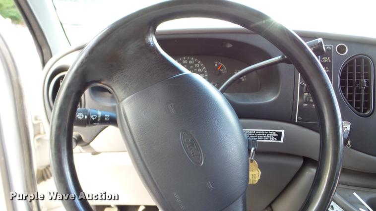 image for item DA8885 1998 Ford Econoline E450 shuttle bus