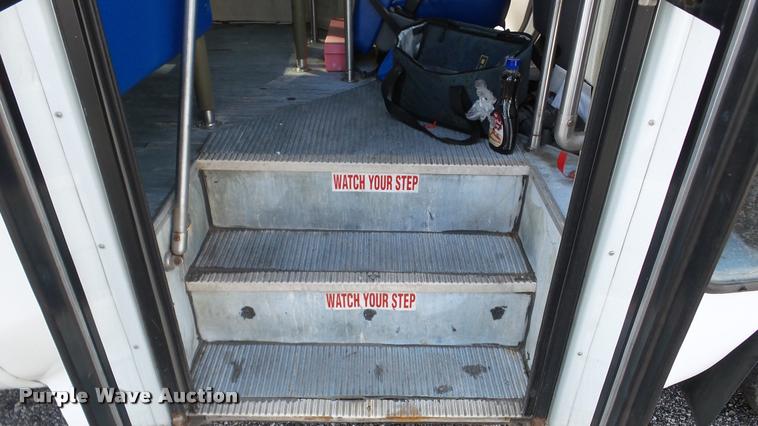 image for item DA8885 1998 Ford Econoline E450 shuttle bus