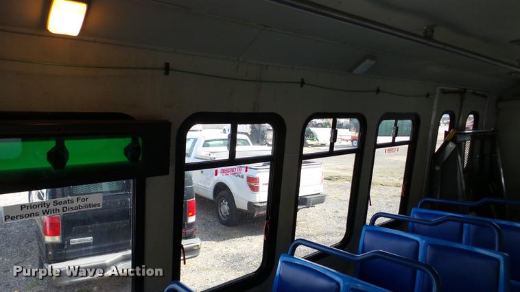 image for item DA8885 1998 Ford Econoline E450 shuttle bus