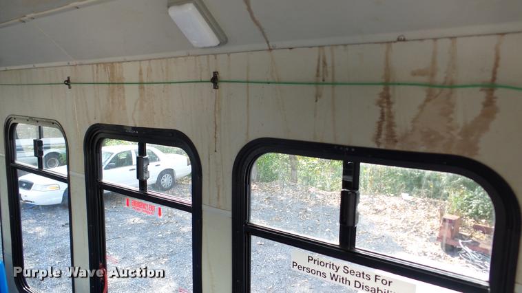 image for item DA8885 1998 Ford Econoline E450 shuttle bus