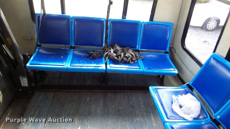 image for item DA8885 1998 Ford Econoline E450 shuttle bus