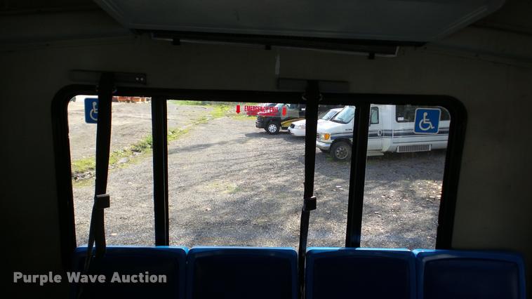 image for item DA8885 1998 Ford Econoline E450 shuttle bus