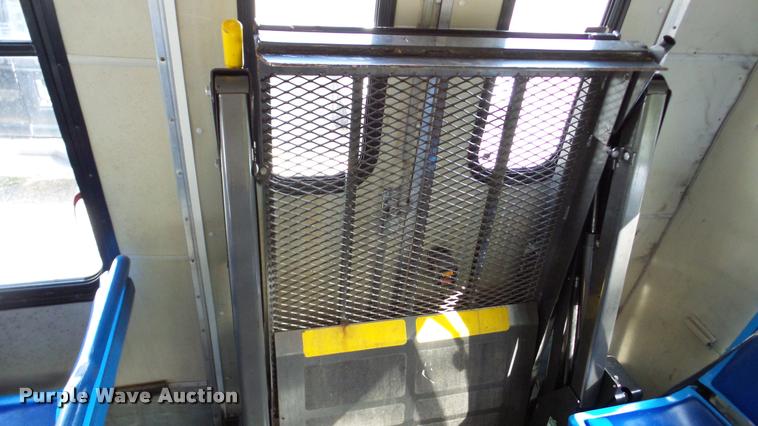 image for item DA8885 1998 Ford Econoline E450 shuttle bus