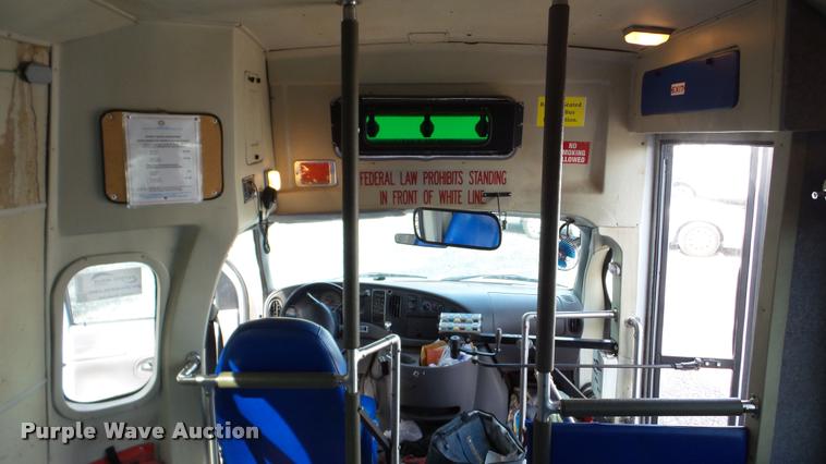 image for item DA8885 1998 Ford Econoline E450 shuttle bus