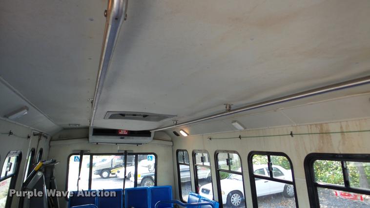 image for item DA8885 1998 Ford Econoline E450 shuttle bus