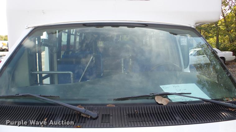 image for item DA8885 1998 Ford Econoline E450 shuttle bus