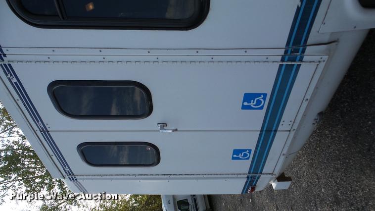 image for item DA8885 1998 Ford Econoline E450 shuttle bus