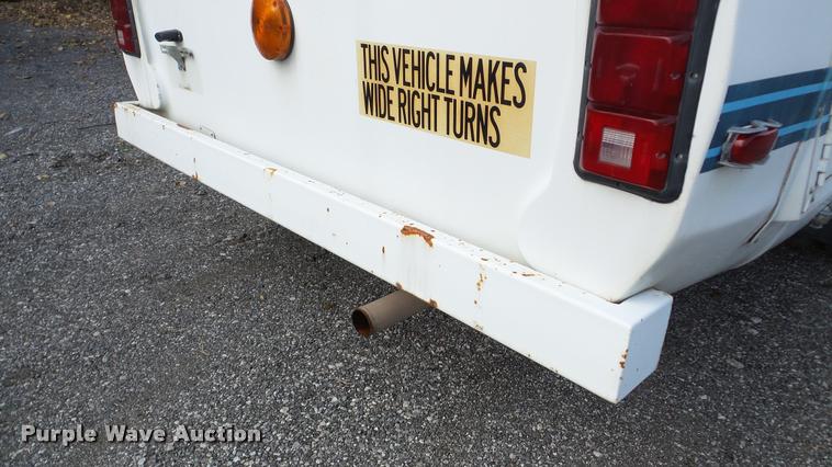 image for item DA8885 1998 Ford Econoline E450 shuttle bus